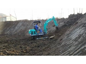 挖沟可是微型挖掘机的强项